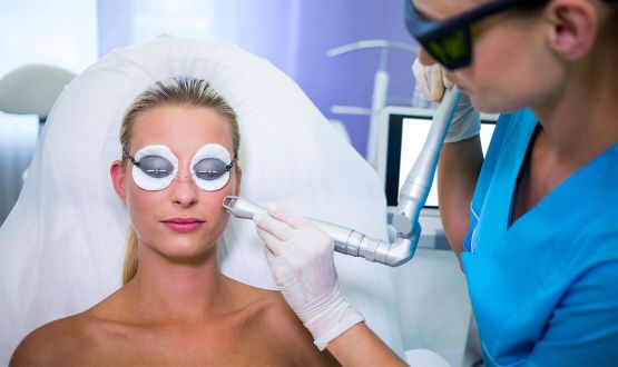 Soin correcteur et rétrécissement des pores au Laser 