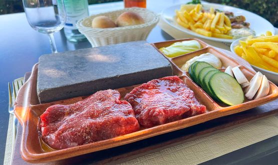 Menu Entrecôte sur ardoise avec entrée, dessert, et boissons comprises dès 2 personnes