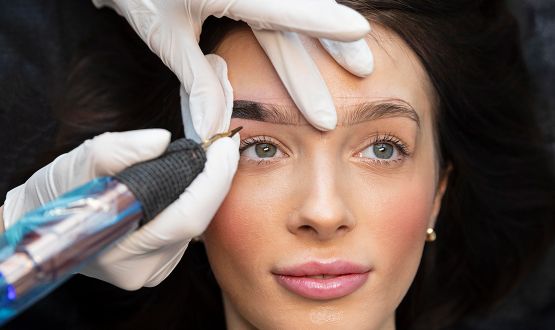 Maquillage semi-permanent des sourcils par Microblading avec retouches