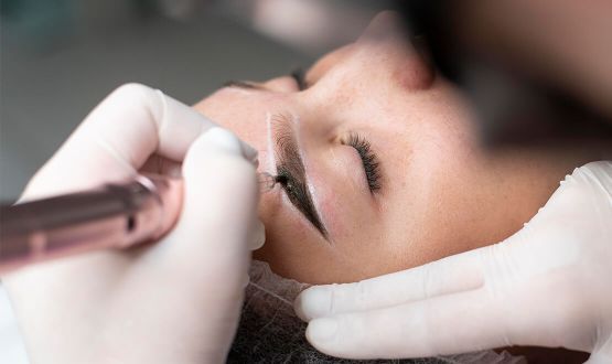 Maquillage semi-permanent des sourcils par Microblading