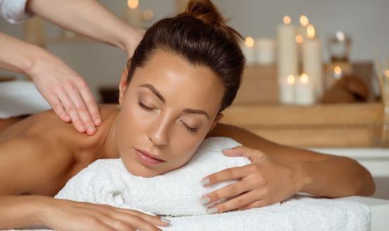 Massage de la tête aux pieds au choix (Balinais, Californien, Relaxant aux huiles précieuses)