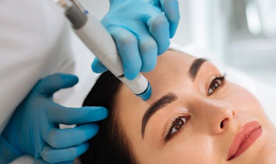 Soin du visage Hydrafacial avec Photothérapie et Soin extraction Bio