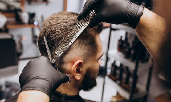 Coupe de Cheveux avec Rasage de la Barbe, Shampoing, Soin et Masque du Visage au choix