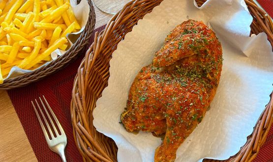 Demi-poulet au panier avec Pommes Frites et Salade pour 2 ou 4 personnes
