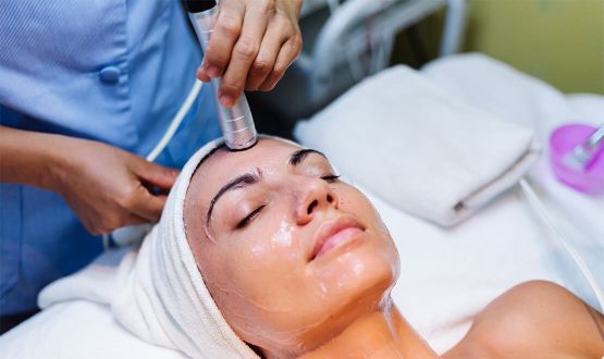 Soin correcteur et rétrécissement des pores au Laser 