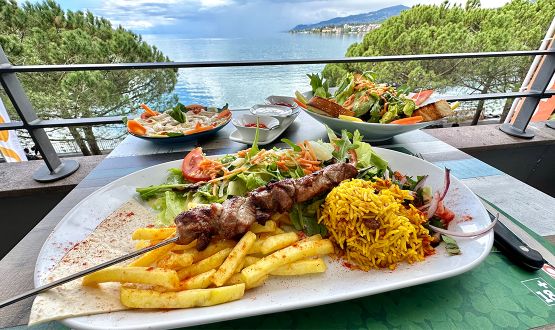 Menu méditerranéen (brochette de poulet ou agneau) avec entrée et dessert dès 2 personnes à Montreux avec vue sur le Lac 