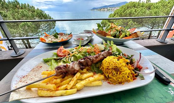 Menu méditerranéen (brochette de poulet ou agneau) avec entrée et dessert dès 2 personnes 