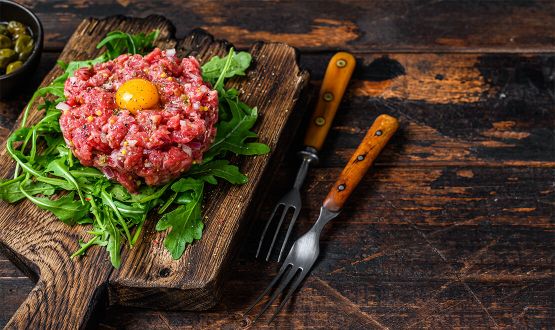 Menu Tartare de bœuf coupé au couteau avec entrée et dessert dès 2 personnes