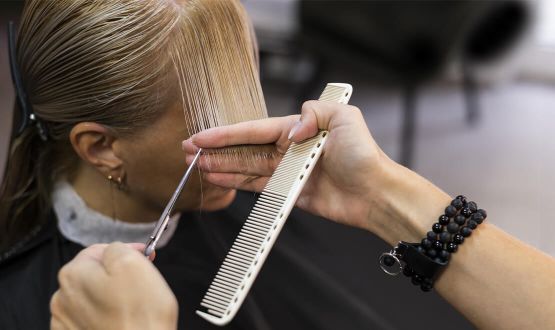 Coupe et Brushing pour cheveux cours à longs