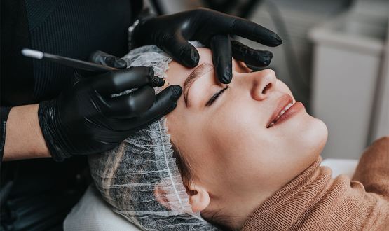 Maquillage semi-permanent des sourcils par Microshading