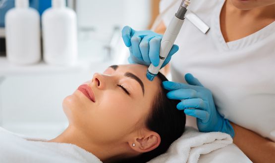 Soin du visage à l'acide hyaluronique et hyaluron pen
