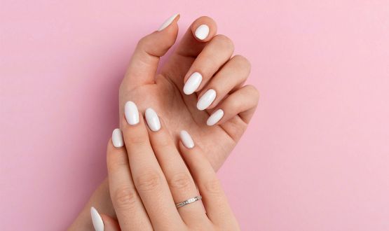 Manucure Spa avec Gommage, Vernis semi-permanent et Massage des mains 