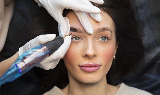 Micropigmentation des sourcils avec retouche