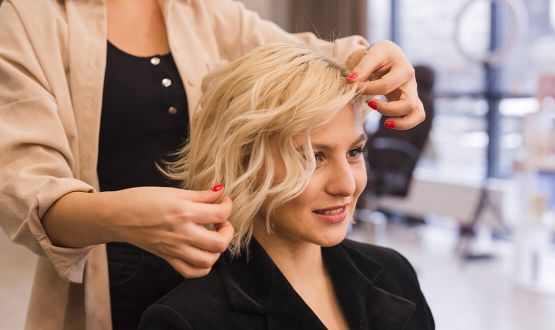 Coupe avec couleur, shampoing, soin et brushing