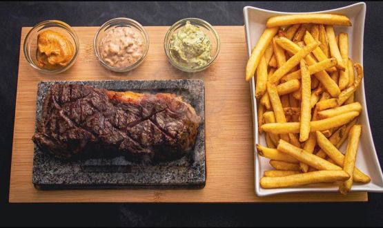 Menu Entrecôte sur ardoise avec entrée, dessert et Verre de bienvenue dès 2 personnes