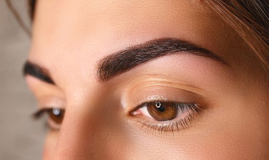  Maquillage semi-permanent des sourcils