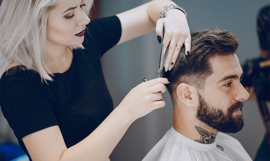 Shampoing, coupe et soin hydratant pour homme