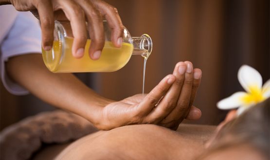 Massage sportif ou relaxant avec huile précieuse 