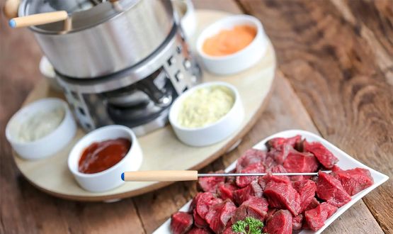 Menu fondue Bacchus Bœuf et Kangourou avec entrée et dessert dès 2 personnes