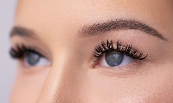 Extensions de cils avec épilation et teinture des sourcils 