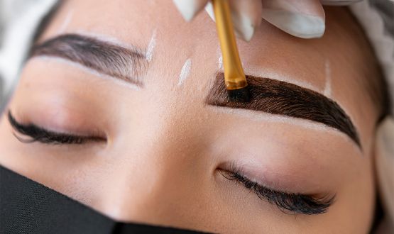 Restructuration des sourcils avec teinture et soin