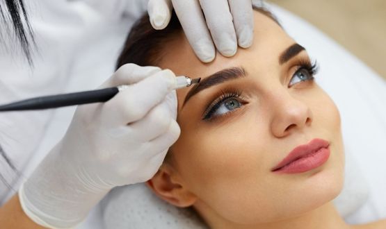 Maquillage semi-permanent des sourcils par Microblading