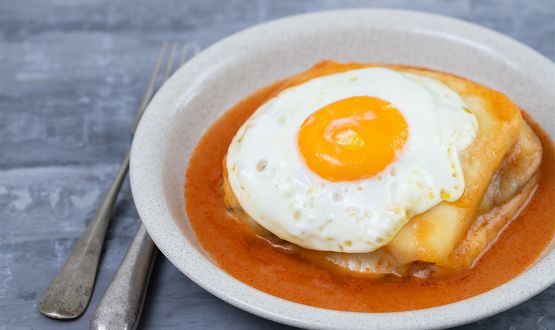 Menu Croque-Monsieur (Francesinha) avec entrée, dessert et Verre de bienvenue dès 2 personnes 