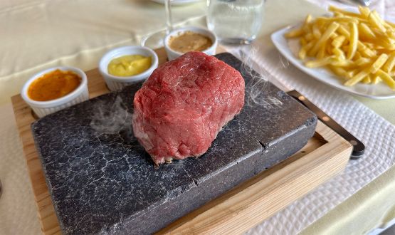Menu rumsteak sur ardoise avec entrée, dessert et Verre de bienvenue dès 2 personnes