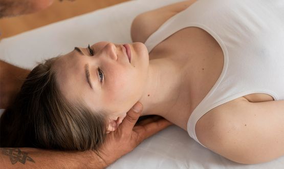 Shiatsu ou Massage détente énergétique aux huiles avec Relaxation du visage et du crâne