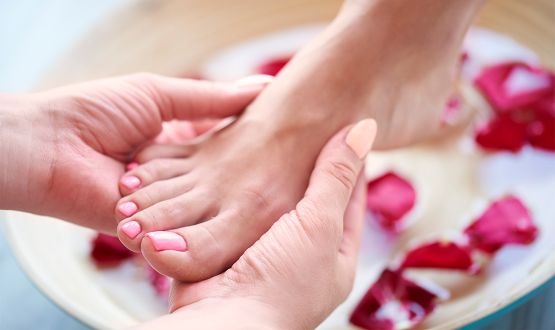 Gommage et Soin des pieds avec Vernis semi-permanent