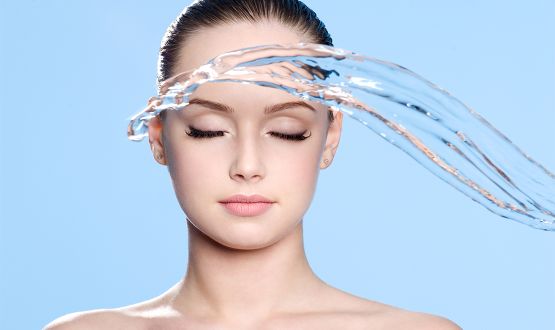 Soin Hydrafacial avec nettoyage profond et hydratation intense