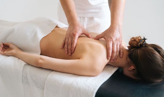 Massage classique et relaxant du dos