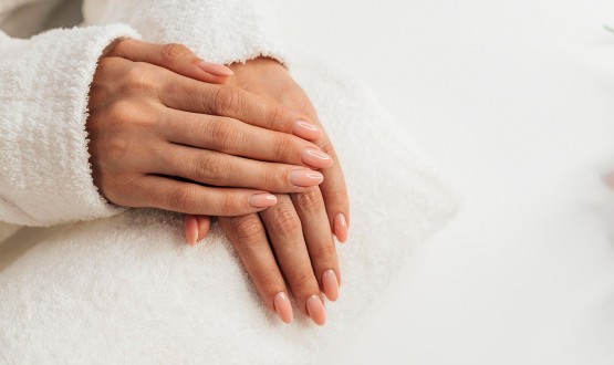 Manucure ou pédicure brésilienne avec Pose de vernis semi-permanent ou Pose de gel ou acrylique avec chablons