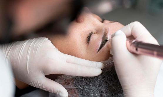 Maquillage semi-permanent des sourcils par Microblading