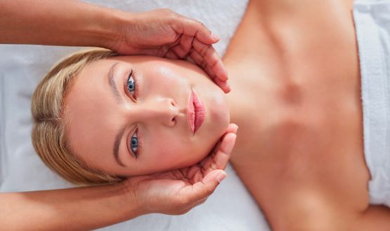 Soin du visage avec massage Californien du corps et accès au Spa de l'institut durant 1 heure 