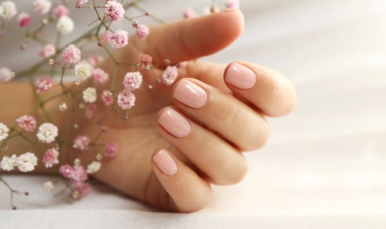 Manucure avec pose de vernis semi-permanent