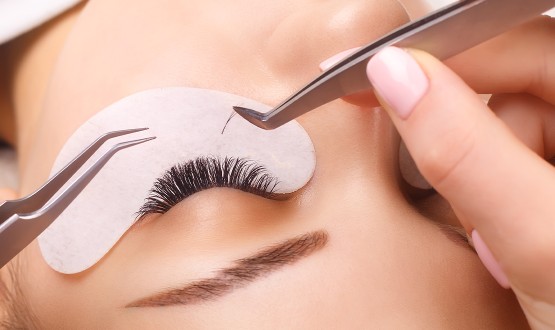 Pose d'extensions de cils 