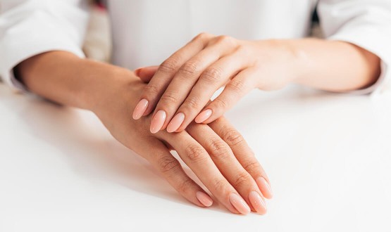 Manucure express avec pose de vernis semi-permanent ou Pose américaine avec capsules et vernis