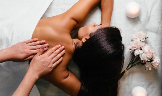 Massage et Gommage du corps de 80 minutes