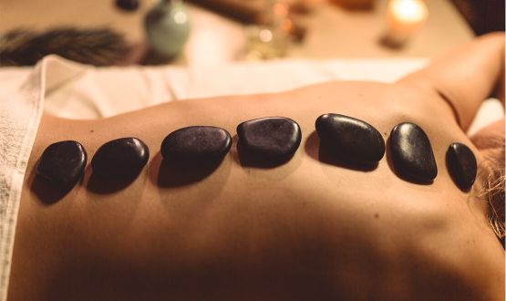Séance de massage aux pierres chaudes